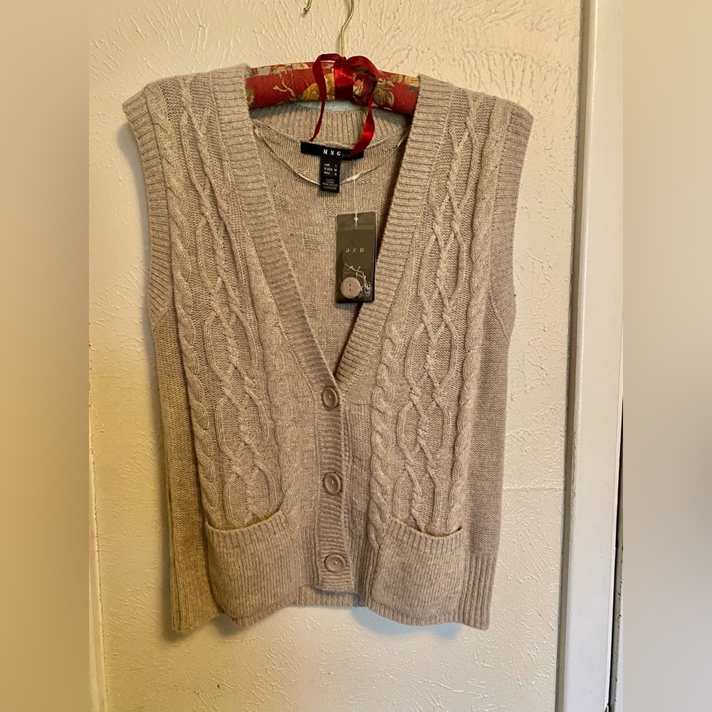 Sweater vest new Item